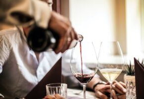 Вино в бокале за обедом: Интересные факты о французском языке, французах и вине - ideaplus.pro