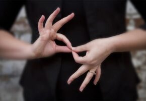 Язык жестов: кто придумал?